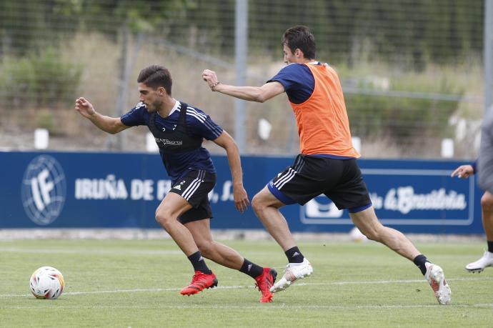 Nacho Vidal, presionado por Budimir en el entrenamiento.