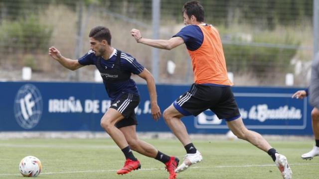 Nacho Vidal, presionado por Budimir en el entrenamiento. Nacho Vidal, presionado por Budimir en el entrenamiento.