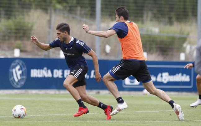 Nacho Vidal, presionado por Budimir en el entrenamiento. Nacho Vidal, presionado por Budimir en el entrenamiento.