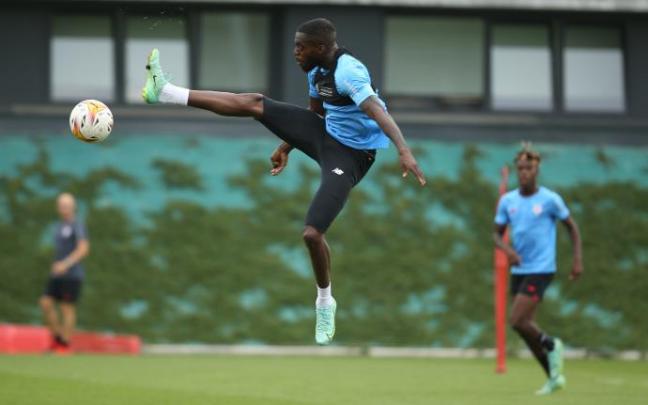 Iñaki Williams, con su hermano Nicholas al fondo, controla un balón en el entrenamiento del sábado.