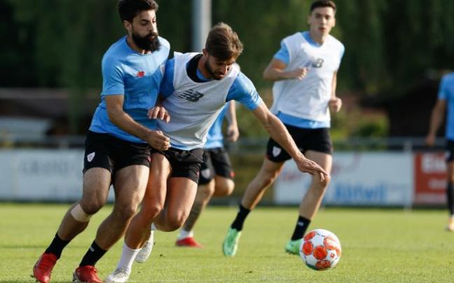 Asier Villalibre y Yeray Álvarez pugnan por un balón en el entrenamiento del viernes.