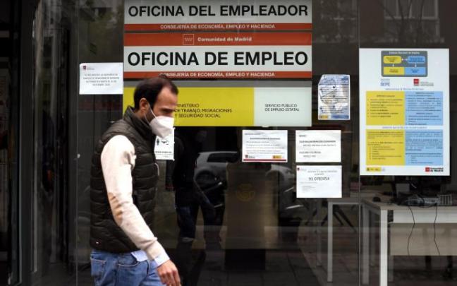 Una persona pasa al lado de una Oficina de Empleo Una persona pasa al lado de una Oficina de Empleo