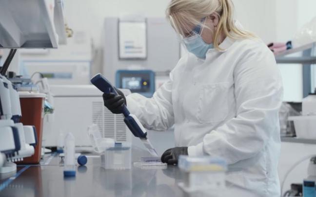 Una científica experimenta con la vacuna de Moderna para el coronavirus en el laboratorio. Una científica experimenta con la vacuna de Moderna para el coronavirus en el laboratorio.