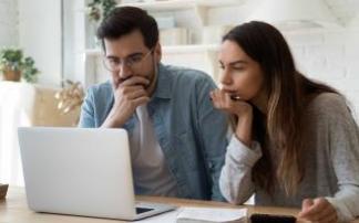 Dos jóvenes buscando vivienda en Internet. Dos jóvenes buscando vivienda en Internet.