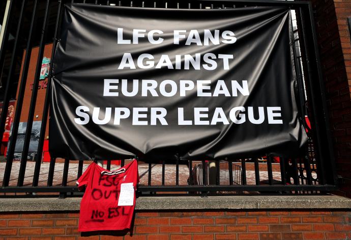 Aficionados del Liverpool han protestado frente a Anfield contra la Superliga.