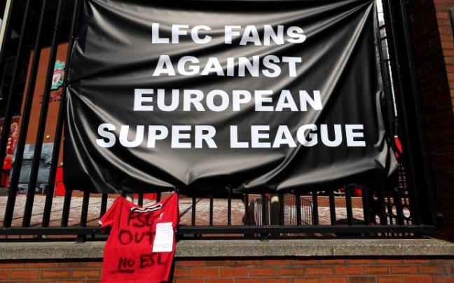 Aficionados del Liverpool han protestado frente a Anfield contra la Superliga.