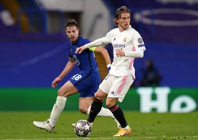 Modric, con Azpilicueta de fondo