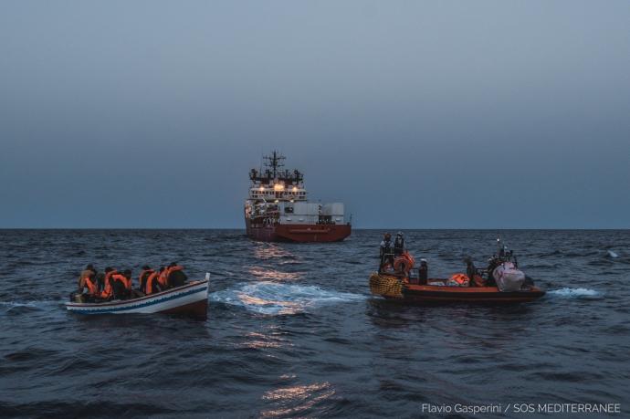 El 'Ocean Viking' rescata a 21 migrantes a la deriva en el centro del Mediterráneo.