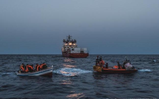 El 'Ocean Viking' rescata a 21 migrantes a la deriva en el centro del Mediterráneo. El 'Ocean Viking' rescata a 21 migrantes a la deriva en el centro del Mediterráneo.