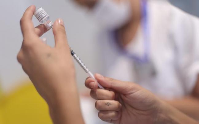 Investigadores han llevado a cabo la primera comparación directa entre las dos vacunas contra la covid-19 Investigadores han llevado a cabo la primera comparación directa entre las dos vacunas contra la covid-19