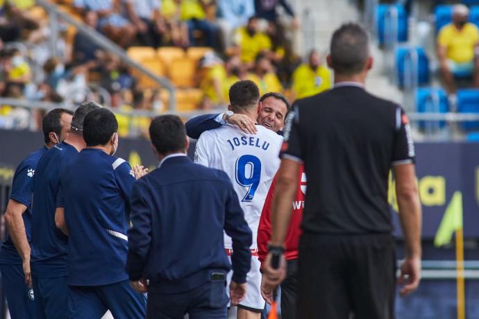 Calleja y Joselu se funden en un abrazo tras el segundo gol en Cádiz.