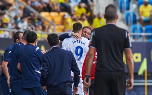 Calleja y Joselu se funden en un abrazo tras el segundo gol en Cádiz. Calleja y Joselu se funden en un abrazo tras el segundo gol en Cádiz.