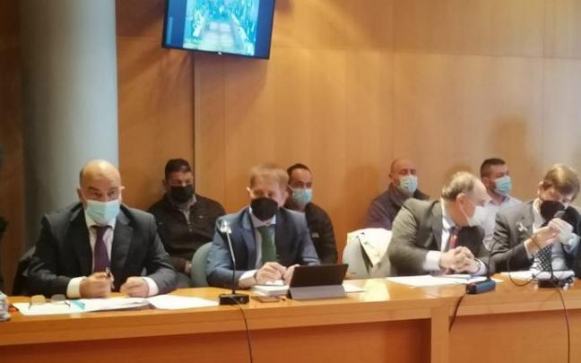 Los cuatro acusados por el asesinato de Javier Ardines sentados detrás de sus letrados en la primera jornada del juicio. Los cuatro acusados por el asesinato de Javier Ardines sentados detrás de sus letrados en la primera jornada del juicio.