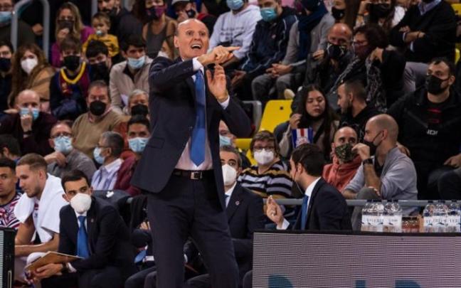 Ivanovic da instrucciones a sus jugadores durante la abultada derrota contra el Barça