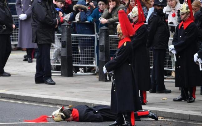 El protocolo no permite que los militares socorran al desmayado.