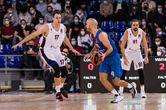 Johannes Voigtmann defiende a Nick Calathes, durante el partido entre el Barcelona y el CSKA de Moscú disputado en el Palau