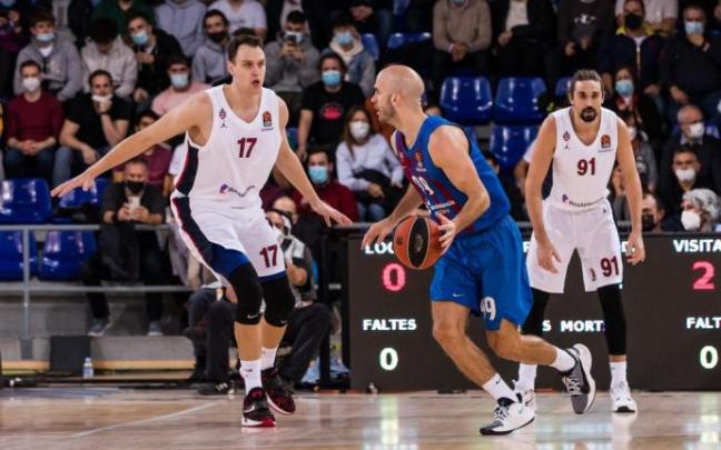 Johannes Voigtmann defiende a Nick Calathes, durante el partido entre el Barcelona y el CSKA de Moscú disputado en el Palau