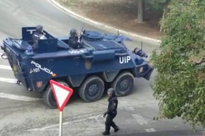 Despliegue en Cádiz del BMR blindado de la Policía Nacional, la conocida como 'tanqueta', durante las protestas por la huelga del sector del metal