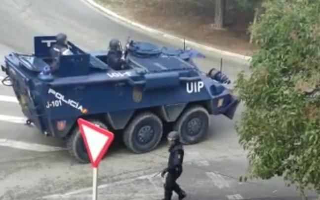 Despliegue en Cádiz del BMR blindado de la Policía Nacional, la conocida como 'tanqueta', durante las protestas por la huelga del sector del metal Despliegue en Cádiz del BMR blindado de la Policía Nacional, la conocida como 'tanqueta', durante las protestas por la huelga del sector del metal