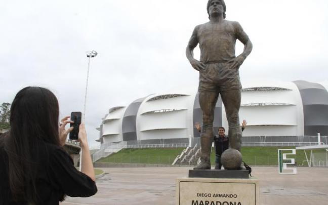 Estatua de Maradona en Argentina.