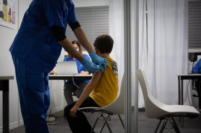 Un menor recibe la vacuna del Covid-19 en el recinto de vacunación