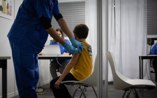 Un menor recibe la vacuna del Covid-19 en el recinto de vacunación