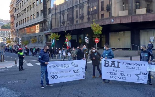 ELA demanda presupuestos "realmente sociales" con una cadena humana ELA demanda presupuestos "realmente sociales" con una cadena humana