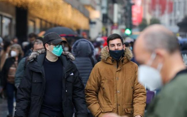 En la calle conviven mascarillas, de tela, quirúrgicas y FFP2. En la calle conviven mascarillas, de tela, quirúrgicas y FFP2.