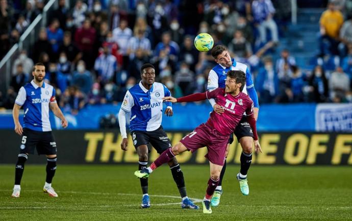 Toni Moya pelea un balón durante el Alavés-Real Sociedad.