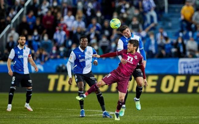 Toni Moya pelea un balón durante el Alavés-Real Sociedad.
