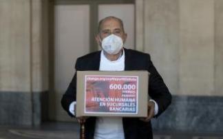 Carlos San Juan entregando las firmas recogidas en la campaña Soy mayor, ni idiota en change.org