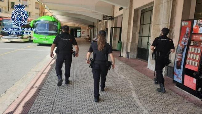 Agentes de la Policía Nacional patrullan en Logroño.