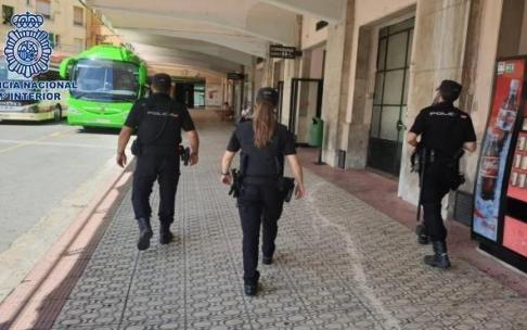 Agentes de la Policía Nacional patrullan en Logroño.