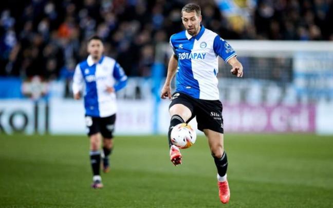 Lejeune controla el balón en un partido