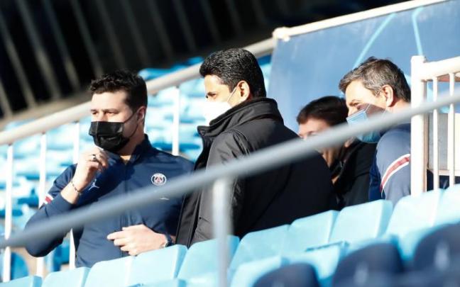 Al-Khelaifi, en el centro, en el entrenamiento de la víspera del partido en el Santiago Bernabéu.