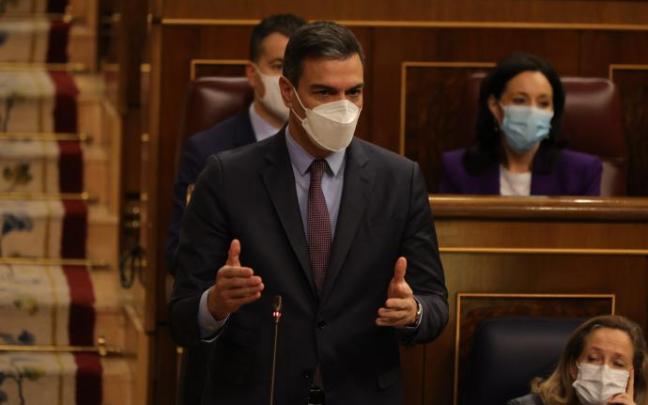 El presidente del Gobierno español, Pedro Sánchez, interviene en la sesión plenaria.
