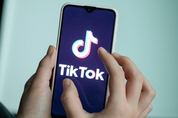 Una persona abre la aplicación de TikTok en el móvil.