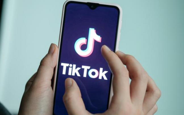 Una persona abre la aplicación de TikTok en el móvil.