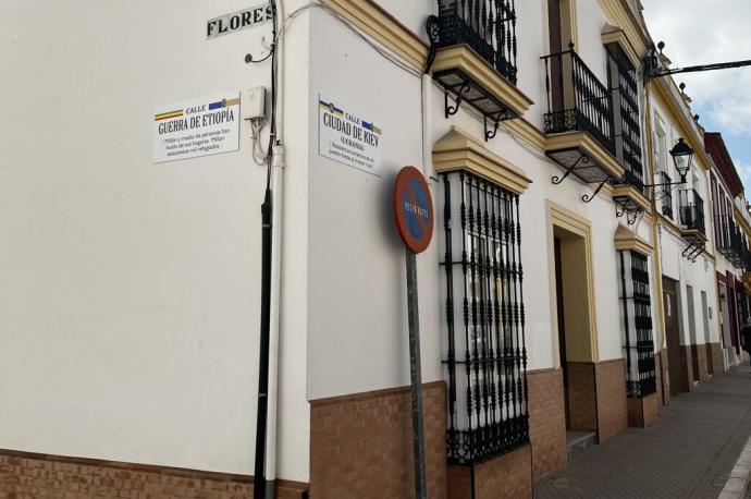 Unas placas ya cambiadas en las calles de Fuentes de Andalucía.
