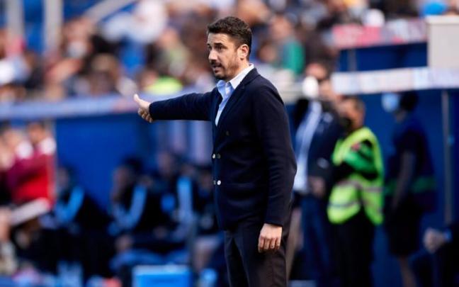 Julio Velázquez da instrucciones ante el Rayo