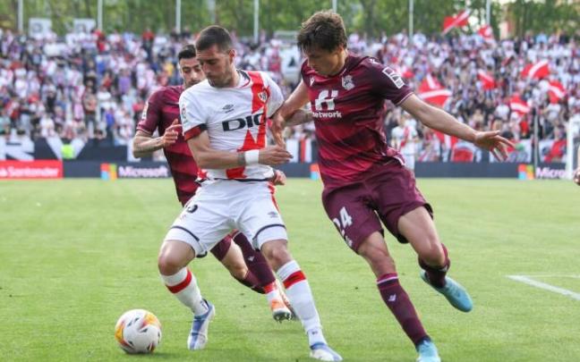 Le Normand trata de arrebatar el balón a Sergi Guardiola, en el partido disputado el pasado domingo en Vallecas.