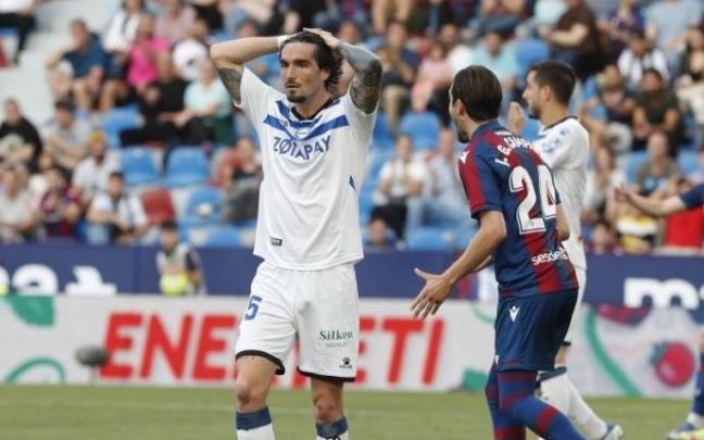 Jason se lamenta en un momento del partido ante el Levante Jason se lamenta en un momento del partido ante el Levante