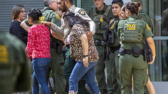 Varias personas a la salida del Centro Cívico de Uvalde, horas después del trágico suceso.