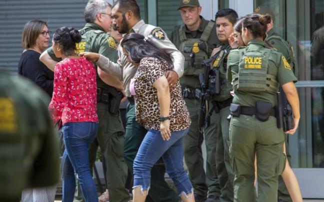 Varias personas a la salida del Centro Cívico de Uvalde, horas después del trágico suceso.