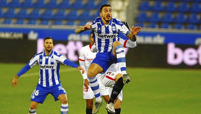 Joselu intenta rematar un balón durante el Alavés-Sevilla disputado en Mendizorroza en la primera vuelta. Foto: Iñigo Foronda