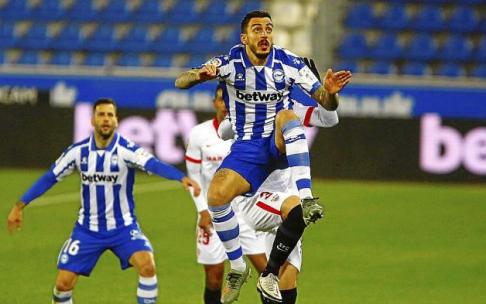Joselu intenta rematar un balón durante el Alavés-Sevilla disputado en Mendizorroza en la primera vuelta. Foto: Iñigo Foronda