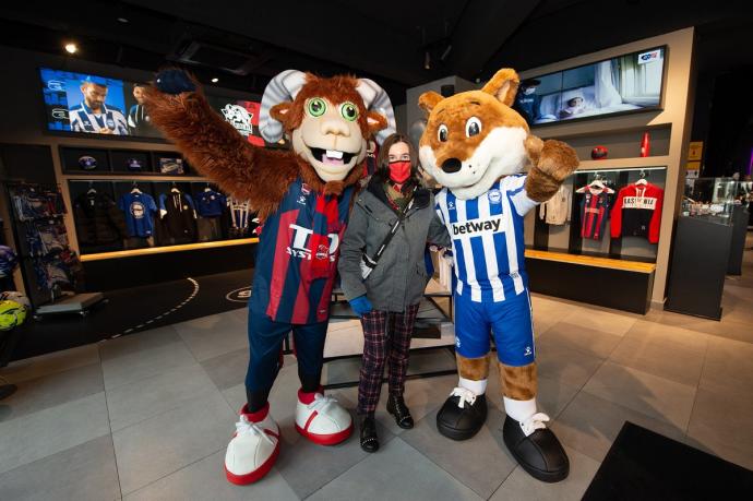 Aker y Babazorro en la tienda oficial del Baskonia y el Alavés.