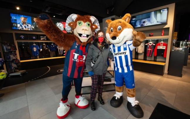 Aker y Babazorro en la tienda oficial del Baskonia y el Alavés.