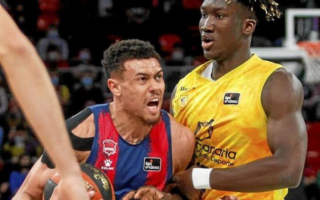 Baldwin es hostigado por Khalifa Diop en una entrada a canasta. Foto: Jorge Muñoz