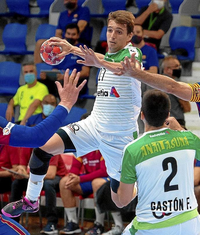 El capitán del Helvetia, Carlos Chocarro, en el partido de la pasada temporada ante el Barcelona.